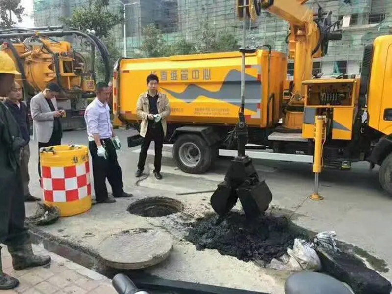 二道江街道：网格员化身“清道夫”，为民解忧疏通“堵心”化粪池