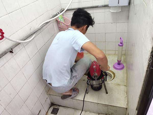 二道江管道堵塞冒臭气 专业师傅现场解决问题
