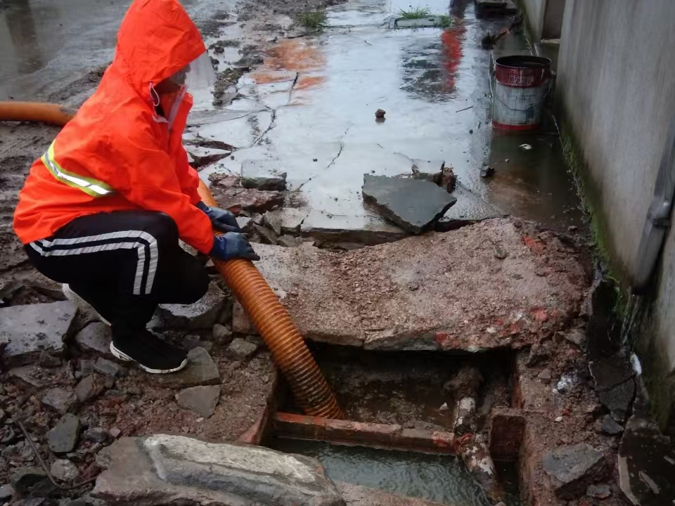 二道江专业清理污水池 炜誉市政以规范流程守护城市 “肠道”